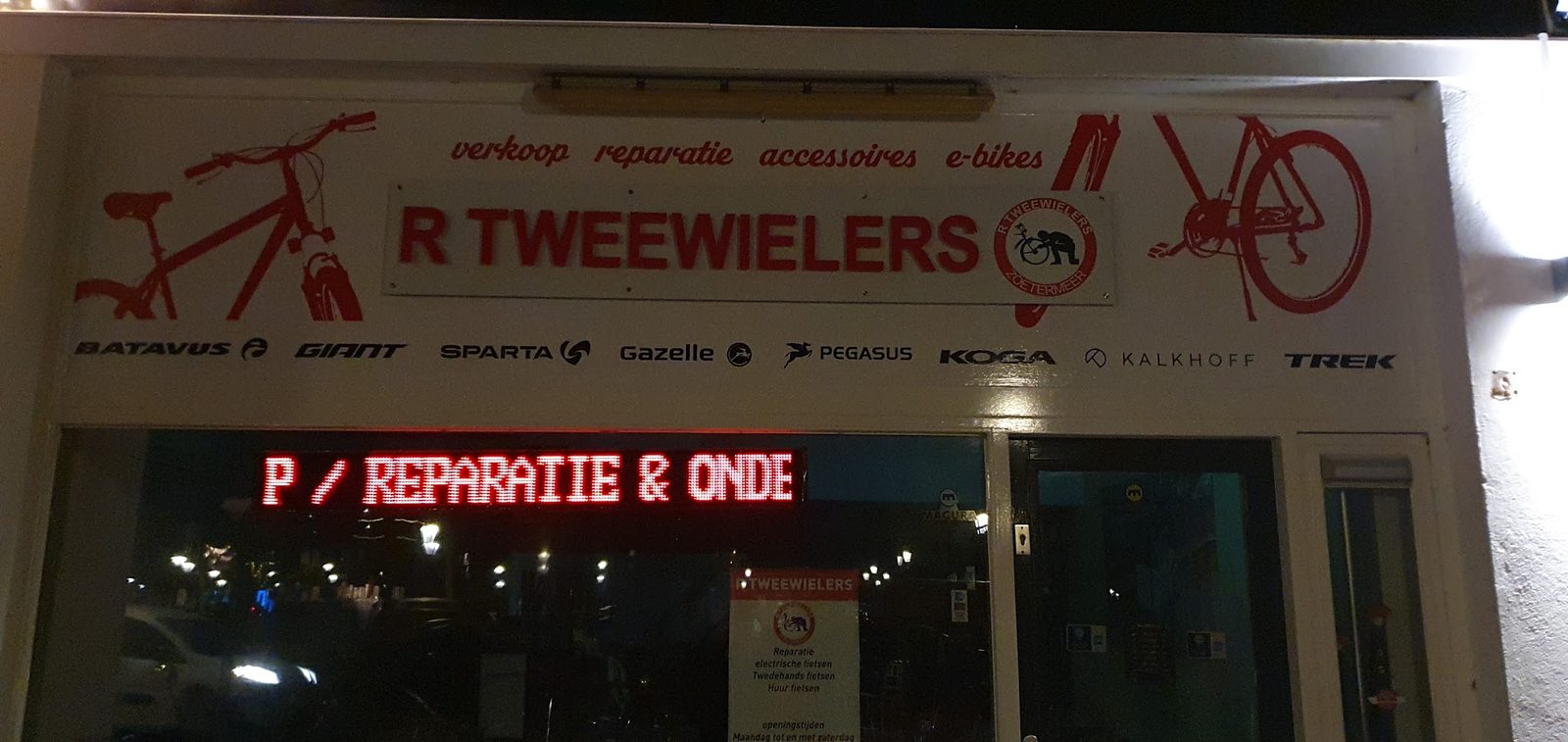 Gevel van R Tweewielers met rode letters en de merken Batavus, Giant, Sparta, Gazelle, Pegasus, Koga, Kalkhoff en Trek